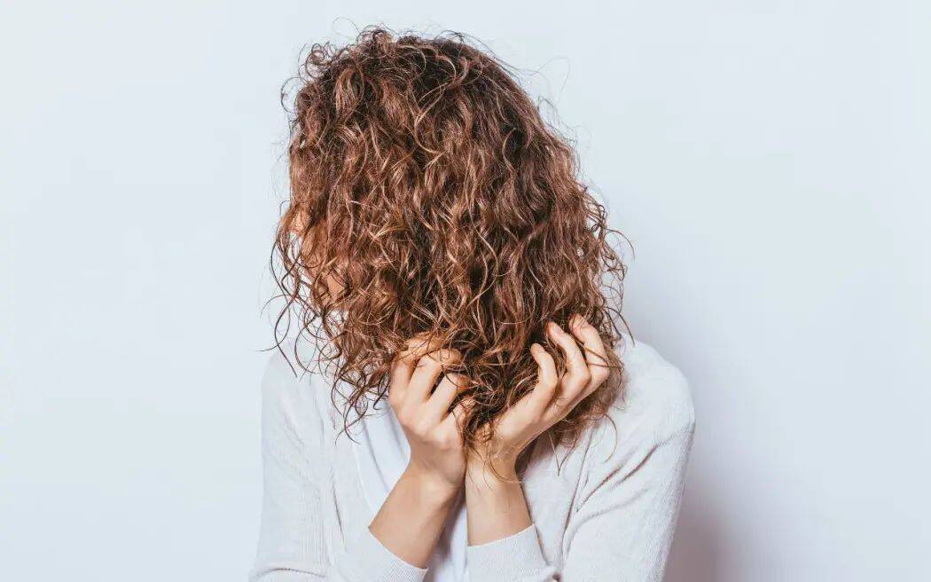 Kręcone włosy - jak o nie dbać?